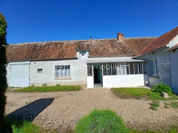 Située dans un hameau de Saint Benoît/Loire, cette longère profite de la proximité immédiate des bords de Loire, d'un grand terrain arboré de 5400 m² environ, de dépendances et d'une partie habitation.
Achat idéal si vous souhaitez optimiser son potentiel incroyable. 
Actuellement la partie habitation est composée de plain-pied d'une entrée, d'un espace de vie avec coin cuisine, de deux chambres, wc et salle d'eau. Un escalier permet d'accéder au grenier aménageable.
Une seconde partie servant actuellement de rangement pourrait également être réaménagée en logement et la grange offre également des possibilités pour des projets. les petits plus... serre, cul de loup
Des travaux sont à prévoir pour cette ancienne ferme dont les points forts sont sa proximité Loire, son joli jardin buccolique, ses dépendances.
A découvrir pour ceux et celles qui aiment les projets  et veulent profiter d'un beau terrain fleuri, arboré et buccolique
