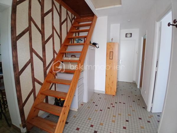 Située dans un hameau de Saint Benoît/Loire, cette longère profite de la proximité immédiate des bords de Loire, d'un grand terrain arboré de 5400 m² environ, de dépendances et d'une partie habitation.
Achat idéal si vous souhaitez optimiser son potentiel incroyable. 
Actuellement la partie habitation est composée de plain-pied d'une entrée, d'un espace de vie avec coin cuisine, de deux chambres, wc et salle d'eau. Un escalier permet d'accéder au grenier aménageable.
Une seconde partie servant actuellement de rangement pourrait également être réaménagée en logement et la grange offre également des possibilités pour des projets. les petits plus... serre, cul de loup
Des travaux sont à prévoir pour cette ancienne ferme dont les points forts sont sa proximité Loire, son joli jardin buccolique, ses dépendances.
A découvrir pour ceux et celles qui aiment les projets  et veulent profiter d'un beau terrain fleuri, arboré et buccolique