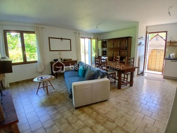 Située dans un hameau de Saint Benoît/Loire, cette longère profite de la proximité immédiate des bords de Loire, d'un grand terrain arboré de 5400 m² environ, de dépendances et d'une partie habitation.
Achat idéal si vous souhaitez optimiser son potentiel incroyable. 
Actuellement la partie habitation est composée de plain-pied d'une entrée, d'un espace de vie avec coin cuisine, de deux chambres, wc et salle d'eau. Un escalier permet d'accéder au grenier aménageable.
Une seconde partie servant actuellement de rangement pourrait également être réaménagée en logement et la grange offre également des possibilités pour des projets. les petits plus... serre, cul de loup
Des travaux sont à prévoir pour cette ancienne ferme dont les points forts sont sa proximité Loire, son joli jardin buccolique, ses dépendances.
A découvrir pour ceux et celles qui aiment les projets  et veulent profiter d'un beau terrain fleuri, arboré et buccolique