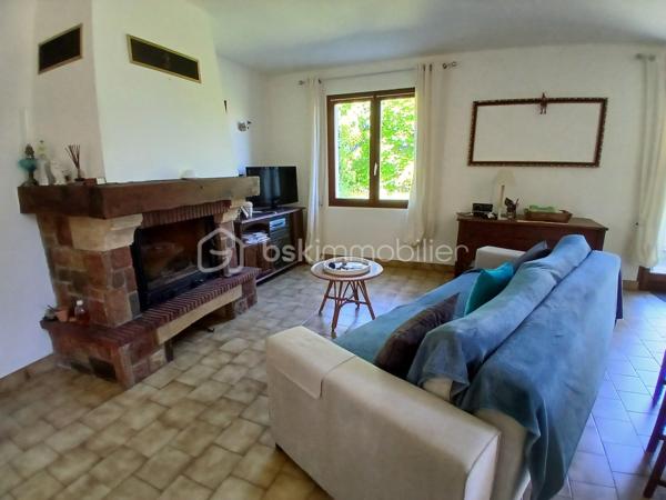 Située dans un hameau de Saint Benoît/Loire, cette longère profite de la proximité immédiate des bords de Loire, d'un grand terrain arboré de 5400 m² environ, de dépendances et d'une partie habitation.
Achat idéal si vous souhaitez optimiser son potentiel incroyable. 
Actuellement la partie habitation est composée de plain-pied d'une entrée, d'un espace de vie avec coin cuisine, de deux chambres, wc et salle d'eau. Un escalier permet d'accéder au grenier aménageable.
Une seconde partie servant actuellement de rangement pourrait également être réaménagée en logement et la grange offre également des possibilités pour des projets. les petits plus... serre, cul de loup
Des travaux sont à prévoir pour cette ancienne ferme dont les points forts sont sa proximité Loire, son joli jardin buccolique, ses dépendances.
A découvrir pour ceux et celles qui aiment les projets  et veulent profiter d'un beau terrain fleuri, arboré et buccolique