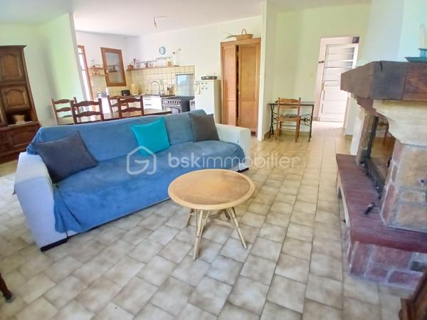 Située dans un hameau de Saint Benoît/Loire, cette longère profite de la proximité immédiate des bords de Loire, d'un grand terrain arboré de 5400 m² environ, de dépendances et d'une partie habitation.
Achat idéal si vous souhaitez optimiser son potentiel incroyable. 
Actuellement la partie habitation est composée de plain-pied d'une entrée, d'un espace de vie avec coin cuisine, de deux chambres, wc et salle d'eau. Un escalier permet d'accéder au grenier aménageable.
Une seconde partie servant actuellement de rangement pourrait également être réaménagée en logement et la grange offre également des possibilités pour des projets. les petits plus... serre, cul de loup
Des travaux sont à prévoir pour cette ancienne ferme dont les points forts sont sa proximité Loire, son joli jardin buccolique, ses dépendances.
A découvrir pour ceux et celles qui aiment les projets  et veulent profiter d'un beau terrain fleuri, arboré et buccolique