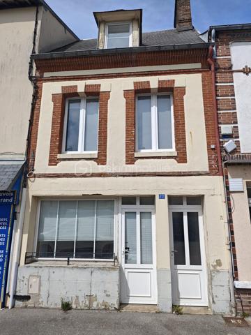 Située au 77 Route de Paris à Aube, cette maison de ville de 107 m² habitables offre un beau potentiel de valorisation après rénovation énergétique.

Édifiée sur 3 niveaux, elle se compose de :

2 chambres
1 bureau pouvant servir d'espace de télétravail ou de chambre d'appoint
1 salon
1 salle à manger
1 cuisine équipée et aménagée
1 salle de bains avec WC
1 WC séparé

Des travaux d'amélioration notamment énergétique sont à prévoir, notamment :

rénovation de la devanture du rez-de-chaussée,
remplacement ou modernisation des convecteurs,
ravalement de façade.

Le logement bénéficie actuellement d'un DPE classé D, offrant une bonne base pour optimiser davantage sa performance énergétique.

Cette maison représente une belle opportunité pour un investisseur ou un acquéreur souhaitant réaliser un projet de rénovation avec potentiel de valorisation locative ou patrimoniale.

Pour plus d'informations ou organiser une visite, n'hésitez pas à nous contacter.