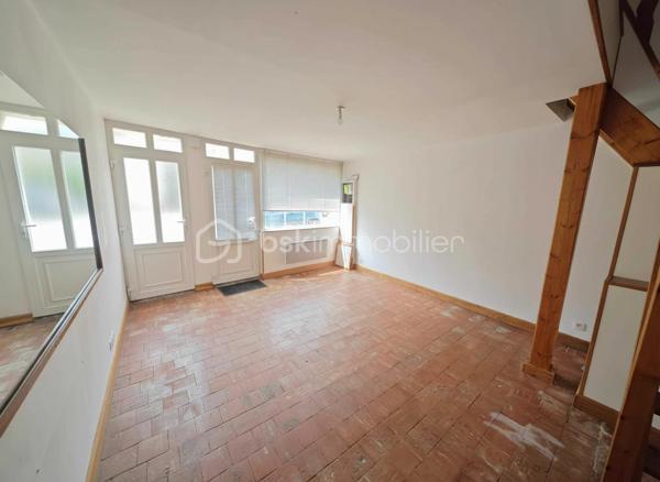 Située au 77 Route de Paris à Aube, cette maison de ville de 107 m² habitables offre un beau potentiel de valorisation après rénovation énergétique.

Édifiée sur 3 niveaux, elle se compose de :

2 chambres
1 bureau pouvant servir d'espace de télétravail ou de chambre d'appoint
1 salon
1 salle à manger
1 cuisine équipée et aménagée
1 salle de bains avec WC
1 WC séparé

Des travaux d'amélioration notamment énergétique sont à prévoir, notamment :

rénovation de la devanture du rez-de-chaussée,
remplacement ou modernisation des convecteurs,
ravalement de façade.

Le logement bénéficie actuellement d'un DPE classé D, offrant une bonne base pour optimiser davantage sa performance énergétique.

Cette maison représente une belle opportunité pour un investisseur ou un acquéreur souhaitant réaliser un projet de rénovation avec potentiel de valorisation locative ou patrimoniale.

Pour plus d'informations ou organiser une visite, n'hésitez pas à nous contacter.