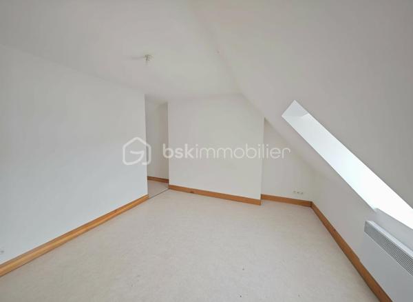 Située au 77 Route de Paris à Aube, cette maison de ville de 107 m² habitables offre un beau potentiel de valorisation après rénovation énergétique.

Édifiée sur 3 niveaux, elle se compose de :

2 chambres
1 bureau pouvant servir d'espace de télétravail ou de chambre d'appoint
1 salon
1 salle à manger
1 cuisine équipée et aménagée
1 salle de bains avec WC
1 WC séparé

Des travaux d'amélioration notamment énergétique sont à prévoir, notamment :

rénovation de la devanture du rez-de-chaussée,
remplacement ou modernisation des convecteurs,
ravalement de façade.

Le logement bénéficie actuellement d'un DPE classé D, offrant une bonne base pour optimiser davantage sa performance énergétique.

Cette maison représente une belle opportunité pour un investisseur ou un acquéreur souhaitant réaliser un projet de rénovation avec potentiel de valorisation locative ou patrimoniale.

Pour plus d'informations ou organiser une visite, n'hésitez pas à nous contacter.