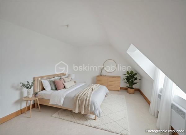 Située au 77 Route de Paris à Aube, cette maison de ville de 107 m² habitables offre un beau potentiel de valorisation après rénovation énergétique.

Édifiée sur 3 niveaux, elle se compose de :

2 chambres
1 bureau pouvant servir d'espace de télétravail ou de chambre d'appoint
1 salon
1 salle à manger
1 cuisine équipée et aménagée
1 salle de bains avec WC
1 WC séparé

Des travaux d'amélioration notamment énergétique sont à prévoir, notamment :

rénovation de la devanture du rez-de-chaussée,
remplacement ou modernisation des convecteurs,
ravalement de façade.

Le logement bénéficie actuellement d'un DPE classé D, offrant une bonne base pour optimiser davantage sa performance énergétique.

Cette maison représente une belle opportunité pour un investisseur ou un acquéreur souhaitant réaliser un projet de rénovation avec potentiel de valorisation locative ou patrimoniale.

Pour plus d'informations ou organiser une visite, n'hésitez pas à nous contacter.
