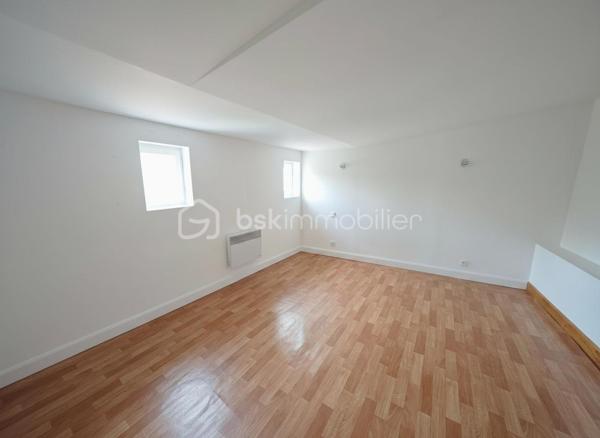 Située au 77 Route de Paris à Aube, cette maison de ville de 107 m² habitables offre un beau potentiel de valorisation après rénovation énergétique.

Édifiée sur 3 niveaux, elle se compose de :

2 chambres
1 bureau pouvant servir d'espace de télétravail ou de chambre d'appoint
1 salon
1 salle à manger
1 cuisine équipée et aménagée
1 salle de bains avec WC
1 WC séparé

Des travaux d'amélioration notamment énergétique sont à prévoir, notamment :

rénovation de la devanture du rez-de-chaussée,
remplacement ou modernisation des convecteurs,
ravalement de façade.

Le logement bénéficie actuellement d'un DPE classé D, offrant une bonne base pour optimiser davantage sa performance énergétique.

Cette maison représente une belle opportunité pour un investisseur ou un acquéreur souhaitant réaliser un projet de rénovation avec potentiel de valorisation locative ou patrimoniale.

Pour plus d'informations ou organiser une visite, n'hésitez pas à nous contacter.