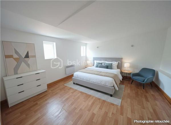 Située au 77 Route de Paris à Aube, cette maison de ville de 107 m² habitables offre un beau potentiel de valorisation après rénovation énergétique.

Édifiée sur 3 niveaux, elle se compose de :

2 chambres
1 bureau pouvant servir d'espace de télétravail ou de chambre d'appoint
1 salon
1 salle à manger
1 cuisine équipée et aménagée
1 salle de bains avec WC
1 WC séparé

Des travaux d'amélioration notamment énergétique sont à prévoir, notamment :

rénovation de la devanture du rez-de-chaussée,
remplacement ou modernisation des convecteurs,
ravalement de façade.

Le logement bénéficie actuellement d'un DPE classé D, offrant une bonne base pour optimiser davantage sa performance énergétique.

Cette maison représente une belle opportunité pour un investisseur ou un acquéreur souhaitant réaliser un projet de rénovation avec potentiel de valorisation locative ou patrimoniale.

Pour plus d'informations ou organiser une visite, n'hésitez pas à nous contacter.