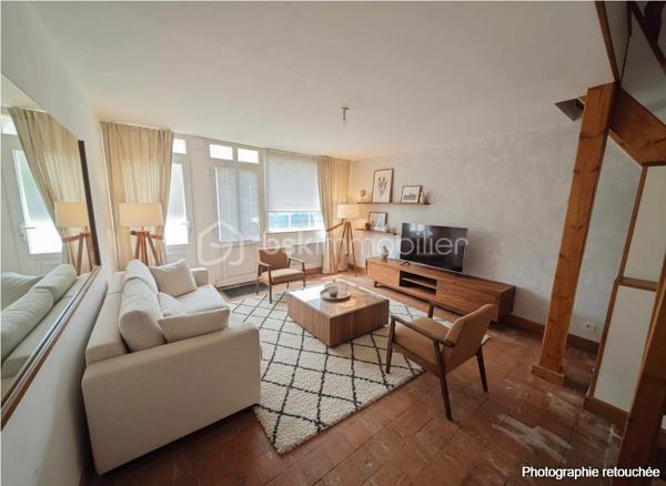 Située au 77 Route de Paris à Aube, cette maison de ville de 107 m² habitables offre un beau potentiel de valorisation après rénovation énergétique.

Édifiée sur 3 niveaux, elle se compose de :

2 chambres
1 bureau pouvant servir d'espace de télétravail ou de chambre d'appoint
1 salon
1 salle à manger
1 cuisine équipée et aménagée
1 salle de bains avec WC
1 WC séparé

Des travaux d'amélioration notamment énergétique sont à prévoir, notamment :

rénovation de la devanture du rez-de-chaussée,
remplacement ou modernisation des convecteurs,
ravalement de façade.

Le logement bénéficie actuellement d'un DPE classé D, offrant une bonne base pour optimiser davantage sa performance énergétique.

Cette maison représente une belle opportunité pour un investisseur ou un acquéreur souhaitant réaliser un projet de rénovation avec potentiel de valorisation locative ou patrimoniale.

Pour plus d'informations ou organiser une visite, n'hésitez pas à nous contacter.