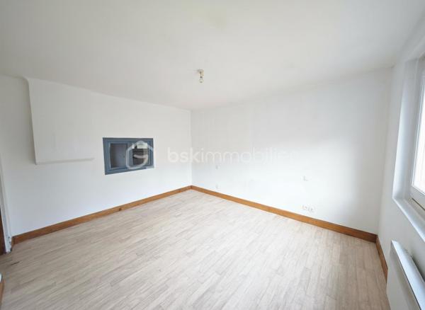 Située au 77 Route de Paris à Aube, cette maison de ville de 107 m² habitables offre un beau potentiel de valorisation après rénovation énergétique.

Édifiée sur 3 niveaux, elle se compose de :

2 chambres
1 bureau pouvant servir d'espace de télétravail ou de chambre d'appoint
1 salon
1 salle à manger
1 cuisine équipée et aménagée
1 salle de bains avec WC
1 WC séparé

Des travaux d'amélioration notamment énergétique sont à prévoir, notamment :

rénovation de la devanture du rez-de-chaussée,
remplacement ou modernisation des convecteurs,
ravalement de façade.

Le logement bénéficie actuellement d'un DPE classé D, offrant une bonne base pour optimiser davantage sa performance énergétique.

Cette maison représente une belle opportunité pour un investisseur ou un acquéreur souhaitant réaliser un projet de rénovation avec potentiel de valorisation locative ou patrimoniale.

Pour plus d'informations ou organiser une visite, n'hésitez pas à nous contacter.