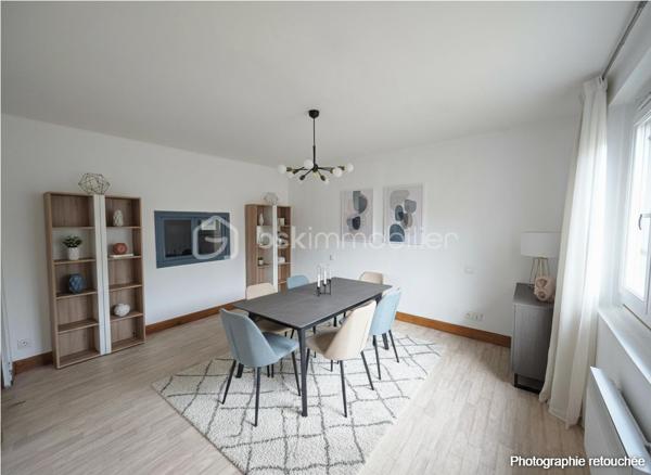 Située au 77 Route de Paris à Aube, cette maison de ville de 107 m² habitables offre un beau potentiel de valorisation après rénovation énergétique.

Édifiée sur 3 niveaux, elle se compose de :

2 chambres
1 bureau pouvant servir d'espace de télétravail ou de chambre d'appoint
1 salon
1 salle à manger
1 cuisine équipée et aménagée
1 salle de bains avec WC
1 WC séparé

Des travaux d'amélioration notamment énergétique sont à prévoir, notamment :

rénovation de la devanture du rez-de-chaussée,
remplacement ou modernisation des convecteurs,
ravalement de façade.

Le logement bénéficie actuellement d'un DPE classé D, offrant une bonne base pour optimiser davantage sa performance énergétique.

Cette maison représente une belle opportunité pour un investisseur ou un acquéreur souhaitant réaliser un projet de rénovation avec potentiel de valorisation locative ou patrimoniale.

Pour plus d'informations ou organiser une visite, n'hésitez pas à nous contacter.