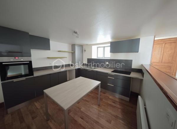 Située au 77 Route de Paris à Aube, cette maison de ville de 107 m² habitables offre un beau potentiel de valorisation après rénovation énergétique.

Édifiée sur 3 niveaux, elle se compose de :

2 chambres
1 bureau pouvant servir d'espace de télétravail ou de chambre d'appoint
1 salon
1 salle à manger
1 cuisine équipée et aménagée
1 salle de bains avec WC
1 WC séparé

Des travaux d'amélioration notamment énergétique sont à prévoir, notamment :

rénovation de la devanture du rez-de-chaussée,
remplacement ou modernisation des convecteurs,
ravalement de façade.

Le logement bénéficie actuellement d'un DPE classé D, offrant une bonne base pour optimiser davantage sa performance énergétique.

Cette maison représente une belle opportunité pour un investisseur ou un acquéreur souhaitant réaliser un projet de rénovation avec potentiel de valorisation locative ou patrimoniale.

Pour plus d'informations ou organiser une visite, n'hésitez pas à nous contacter.