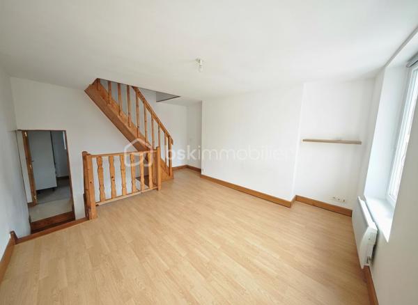 Située au 77 Route de Paris à Aube, cette maison de ville de 107 m² habitables offre un beau potentiel de valorisation après rénovation énergétique.

Édifiée sur 3 niveaux, elle se compose de :

2 chambres
1 bureau pouvant servir d'espace de télétravail ou de chambre d'appoint
1 salon
1 salle à manger
1 cuisine équipée et aménagée
1 salle de bains avec WC
1 WC séparé

Des travaux d'amélioration notamment énergétique sont à prévoir, notamment :

rénovation de la devanture du rez-de-chaussée,
remplacement ou modernisation des convecteurs,
ravalement de façade.

Le logement bénéficie actuellement d'un DPE classé D, offrant une bonne base pour optimiser davantage sa performance énergétique.

Cette maison représente une belle opportunité pour un investisseur ou un acquéreur souhaitant réaliser un projet de rénovation avec potentiel de valorisation locative ou patrimoniale.

Pour plus d'informations ou organiser une visite, n'hésitez pas à nous contacter.