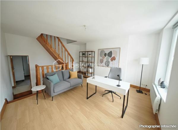 Située au 77 Route de Paris à Aube, cette maison de ville de 107 m² habitables offre un beau potentiel de valorisation après rénovation énergétique.

Édifiée sur 3 niveaux, elle se compose de :

2 chambres
1 bureau pouvant servir d'espace de télétravail ou de chambre d'appoint
1 salon
1 salle à manger
1 cuisine équipée et aménagée
1 salle de bains avec WC
1 WC séparé

Des travaux d'amélioration notamment énergétique sont à prévoir, notamment :

rénovation de la devanture du rez-de-chaussée,
remplacement ou modernisation des convecteurs,
ravalement de façade.

Le logement bénéficie actuellement d'un DPE classé D, offrant une bonne base pour optimiser davantage sa performance énergétique.

Cette maison représente une belle opportunité pour un investisseur ou un acquéreur souhaitant réaliser un projet de rénovation avec potentiel de valorisation locative ou patrimoniale.

Pour plus d'informations ou organiser une visite, n'hésitez pas à nous contacter.