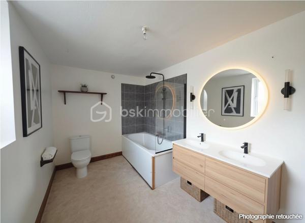 Située au 77 Route de Paris à Aube, cette maison de ville de 107 m² habitables offre un beau potentiel de valorisation après rénovation énergétique.

Édifiée sur 3 niveaux, elle se compose de :

2 chambres
1 bureau pouvant servir d'espace de télétravail ou de chambre d'appoint
1 salon
1 salle à manger
1 cuisine équipée et aménagée
1 salle de bains avec WC
1 WC séparé

Des travaux d'amélioration notamment énergétique sont à prévoir, notamment :

rénovation de la devanture du rez-de-chaussée,
remplacement ou modernisation des convecteurs,
ravalement de façade.

Le logement bénéficie actuellement d'un DPE classé D, offrant une bonne base pour optimiser davantage sa performance énergétique.

Cette maison représente une belle opportunité pour un investisseur ou un acquéreur souhaitant réaliser un projet de rénovation avec potentiel de valorisation locative ou patrimoniale.

Pour plus d'informations ou organiser une visite, n'hésitez pas à nous contacter.