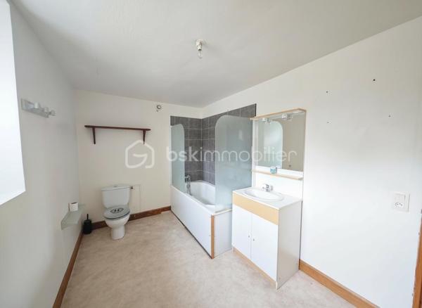Située au 77 Route de Paris à Aube, cette maison de ville de 107 m² habitables offre un beau potentiel de valorisation après rénovation énergétique.

Édifiée sur 3 niveaux, elle se compose de :

2 chambres
1 bureau pouvant servir d'espace de télétravail ou de chambre d'appoint
1 salon
1 salle à manger
1 cuisine équipée et aménagée
1 salle de bains avec WC
1 WC séparé

Des travaux d'amélioration notamment énergétique sont à prévoir, notamment :

rénovation de la devanture du rez-de-chaussée,
remplacement ou modernisation des convecteurs,
ravalement de façade.

Le logement bénéficie actuellement d'un DPE classé D, offrant une bonne base pour optimiser davantage sa performance énergétique.

Cette maison représente une belle opportunité pour un investisseur ou un acquéreur souhaitant réaliser un projet de rénovation avec potentiel de valorisation locative ou patrimoniale.

Pour plus d'informations ou organiser une visite, n'hésitez pas à nous contacter.