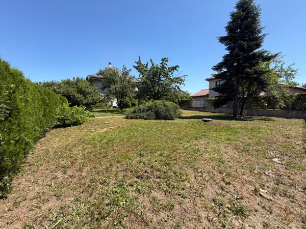 Terrain
        
        - 580 m² Exclusivité 198 000 € *