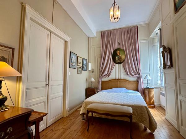 SAUMUR Centre-ville Historique, A 100m de la Place Saint Pierre, Appartement de style 1 chambre possibilité 2