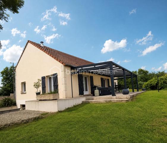 À découvrir sans tarder : joli pavillon récent construit dans les années 2000, parfaitement entretenu et prêt à accueillir une famille. Ici, aucun travaux à prévoir : vous n’aurez plus qu’à poser vos valises.
Offrant une généreuse surface habitable d’environ 160 m², cette maison séduit par ses volumes confortables et sa luminosité. Le vaste salon/séjour de 55 m² constitue un véritable espace de vie convivial et chaleureux. La cuisine équipée, dont le mobilier reste en place, bénéficie d’un accès direct à la terrasse exposée plein sud grâce à une porte-fenêtre battante.
Côté nuit, vous profiterez de 4 belles chambres de 13 à 15 m² chacune. Une grande salle de bain baignée de lumière naturelle complète l’ensemble avec double vasque, douche et baignoire.
À l’extérieur, la terrasse avec pergola équipée de stores latéraux électriques permet de profiter pleinement des beaux jours dans un cadre agréable et intimiste.
Le sous-sol complet, d’une surface équivalente à celle de l’habitation, offre de nombreuses possibilités : stationnement de plusieurs véhicules, atelier, bricolage ou espace de rangement.
Prestations et équipements :
•	Fenêtres PVC double vitrage
•	Volets roulants électriques
•	Système d’alarme
•	Porte de garage sectionnelle motorisée
•	Portail coulissant motorisé
•	Pergola avec stores latérales électriques
•	Assainissement individuel
Concernant le chauffage, la maison dispose d’un poêle à granulés en chauffage principal avec une consommation d’environ 1,5 tonne/an, complété par un chauffage central au fioul pour la production d’eau chaude, avec une consommation très modérée d’environ 1000 litres sur 3 ans.
La toiture est en bon état général et l’installation électrique date de moins de 20 ans.
Un robot tondeuse récent (1 saison d’utilisation) peut également rester avec le bien.
Une maison fonctionnelle, économique et confortable, idéale pour une famille en quête de tranquillité et d’espace.