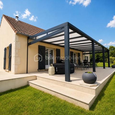 À découvrir sans tarder : joli pavillon récent construit dans les années 2000, parfaitement entretenu et prêt à accueillir une famille. Ici, aucun travaux à prévoir : vous n’aurez plus qu’à poser vos valises.
Offrant une généreuse surface habitable d’environ 160 m², cette maison séduit par ses volumes confortables et sa luminosité. Le vaste salon/séjour de 55 m² constitue un véritable espace de vie convivial et chaleureux. La cuisine équipée, dont le mobilier reste en place, bénéficie d’un accès direct à la terrasse exposée plein sud grâce à une porte-fenêtre battante.
Côté nuit, vous profiterez de 4 belles chambres de 13 à 15 m² chacune. Une grande salle de bain baignée de lumière naturelle complète l’ensemble avec double vasque, douche et baignoire.
À l’extérieur, la terrasse avec pergola équipée de stores latéraux électriques permet de profiter pleinement des beaux jours dans un cadre agréable et intimiste.
Le sous-sol complet, d’une surface équivalente à celle de l’habitation, offre de nombreuses possibilités : stationnement de plusieurs véhicules, atelier, bricolage ou espace de rangement.
Prestations et équipements :
•	Fenêtres PVC double vitrage
•	Volets roulants électriques
•	Système d’alarme
•	Porte de garage sectionnelle motorisée
•	Portail coulissant motorisé
•	Pergola avec stores latérales électriques
•	Assainissement individuel
Concernant le chauffage, la maison dispose d’un poêle à granulés en chauffage principal avec une consommation d’environ 1,5 tonne/an, complété par un chauffage central au fioul pour la production d’eau chaude, avec une consommation très modérée d’environ 1000 litres sur 3 ans.
La toiture est en bon état général et l’installation électrique date de moins de 20 ans.
Un robot tondeuse récent (1 saison d’utilisation) peut également rester avec le bien.
Une maison fonctionnelle, économique et confortable, idéale pour une famille en quête de tranquillité et d’espace.