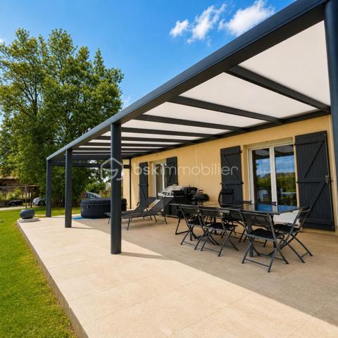 À découvrir sans tarder : joli pavillon récent construit dans les années 2000, parfaitement entretenu et prêt à accueillir une famille. Ici, aucun travaux à prévoir : vous n’aurez plus qu’à poser vos valises.
Offrant une généreuse surface habitable d’environ 160 m², cette maison séduit par ses volumes confortables et sa luminosité. Le vaste salon/séjour de 55 m² constitue un véritable espace de vie convivial et chaleureux. La cuisine équipée, dont le mobilier reste en place, bénéficie d’un accès direct à la terrasse exposée plein sud grâce à une porte-fenêtre battante.
Côté nuit, vous profiterez de 4 belles chambres de 13 à 15 m² chacune. Une grande salle de bain baignée de lumière naturelle complète l’ensemble avec double vasque, douche et baignoire.
À l’extérieur, la terrasse avec pergola équipée de stores latéraux électriques permet de profiter pleinement des beaux jours dans un cadre agréable et intimiste.
Le sous-sol complet, d’une surface équivalente à celle de l’habitation, offre de nombreuses possibilités : stationnement de plusieurs véhicules, atelier, bricolage ou espace de rangement.
Prestations et équipements :
•	Fenêtres PVC double vitrage
•	Volets roulants électriques
•	Système d’alarme
•	Porte de garage sectionnelle motorisée
•	Portail coulissant motorisé
•	Pergola avec stores latérales électriques
•	Assainissement individuel
Concernant le chauffage, la maison dispose d’un poêle à granulés en chauffage principal avec une consommation d’environ 1,5 tonne/an, complété par un chauffage central au fioul pour la production d’eau chaude, avec une consommation très modérée d’environ 1000 litres sur 3 ans.
La toiture est en bon état général et l’installation électrique date de moins de 20 ans.
Un robot tondeuse récent (1 saison d’utilisation) peut également rester avec le bien.
Une maison fonctionnelle, économique et confortable, idéale pour une famille en quête de tranquillité et d’espace.