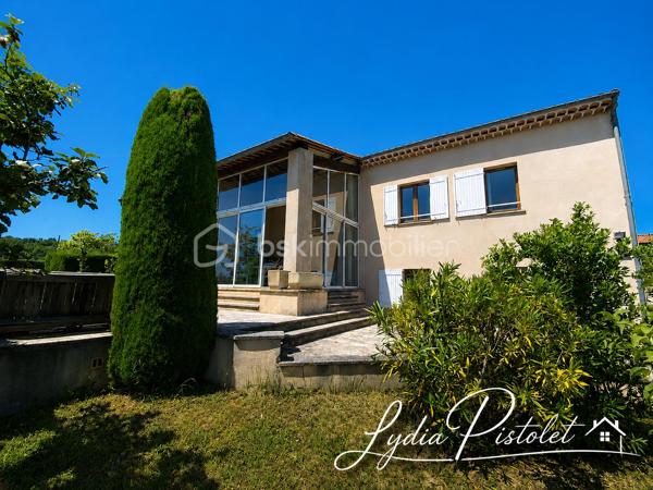 APT en Luberon (84) - Maison 167 m² - 5 chambres - Bureau - Terrain constructible attenant.

À proximité des écoles, commerces et commodités, cette maison d'environ 167 m² offre de beaux volumes et un fort potentiel d'aménagement.

Elle se compose d'une pièce de vie d'environ 41 m² avec cheminée, d'une cuisine indépendante prolongée par une véranda de 16 m², de 5 chambres, d'un bureau indépendant, d'une salle de bains et d'une salle d'eau.

La maison bénéficie également d'un garage double motorisé, d'un plancher chauffant, d'une aspiration centralisée, d'un adoucisseur d'eau, d'une isolation récente des combles ainsi que d'une pompe à chaleur neuve.

À l'extérieur, le terrain soigneusement entretenu accueille oliviers et arbres fruitiers et permet d'envisager différents projets d'aménagement, notamment l'installation d'une piscine.

Atout rare sur le secteur : un terrain constructible attenant accompagne la propriété. Il est exclusivement destiné à compléter la vente de l'ensemble et ne fera pas l'objet d'une vente séparée. Une opportunité intéressante pour un projet familial, patrimonial ou un investissement à long terme.

Les plus :
✓ 167 m² habitables
✓ 5 chambres
✓ Bureau indépendant
✓ Véranda
✓ Garage double motorisé
✓ Pompe à chaleur neuve
✓ Terrain constructible attenant
✓ Proximité des écoles et commodités

Une maison familiale offrant espace, potentiel et perspectives d'évolution au cœur du Luberon.

À découvrir rapidement.