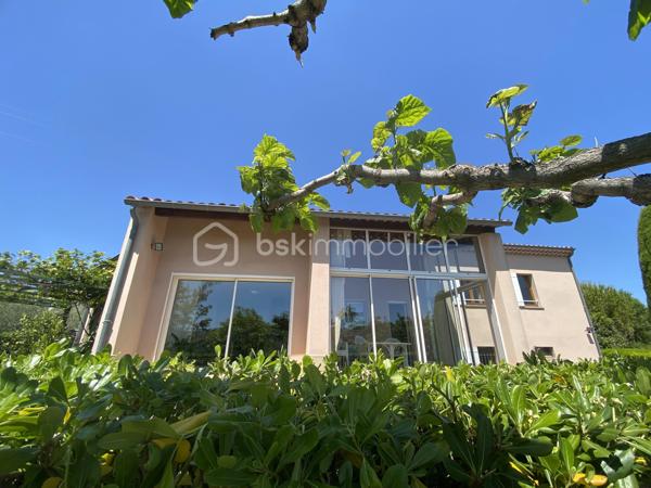 APT en Luberon (84) - Maison 167 m² - 5 chambres - Bureau - Terrain constructible attenant.

À proximité des écoles, commerces et commodités, cette maison d'environ 167 m² offre de beaux volumes et un fort potentiel d'aménagement.

Elle se compose d'une pièce de vie d'environ 41 m² avec cheminée, d'une cuisine indépendante prolongée par une véranda de 16 m², de 5 chambres, d'un bureau indépendant, d'une salle de bains et d'une salle d'eau.

La maison bénéficie également d'un garage double motorisé, d'un plancher chauffant, d'une aspiration centralisée, d'un adoucisseur d'eau, d'une isolation récente des combles ainsi que d'une pompe à chaleur neuve.

À l'extérieur, le terrain soigneusement entretenu accueille oliviers et arbres fruitiers et permet d'envisager différents projets d'aménagement, notamment l'installation d'une piscine.

Atout rare sur le secteur : un terrain constructible attenant accompagne la propriété. Il est exclusivement destiné à compléter la vente de l'ensemble et ne fera pas l'objet d'une vente séparée. Une opportunité intéressante pour un projet familial, patrimonial ou un investissement à long terme.

Les plus :
✓ 167 m² habitables
✓ 5 chambres
✓ Bureau indépendant
✓ Véranda
✓ Garage double motorisé
✓ Pompe à chaleur neuve
✓ Terrain constructible attenant
✓ Proximité des écoles et commodités

Une maison familiale offrant espace, potentiel et perspectives d'évolution au cœur du Luberon.

À découvrir rapidement.