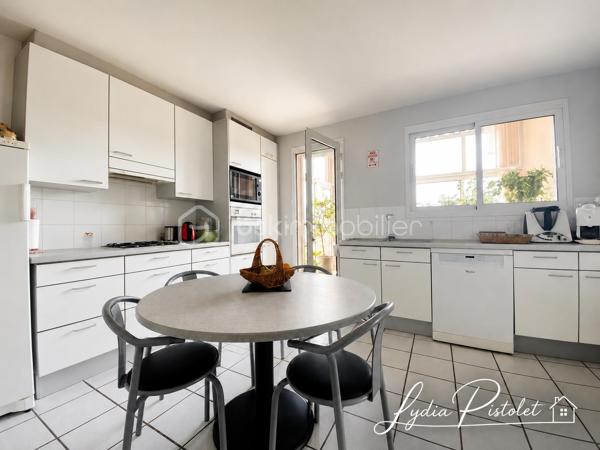 APT en Luberon (84) - Maison 167 m² - 5 chambres - Bureau - Terrain constructible attenant.

À proximité des écoles, commerces et commodités, cette maison d'environ 167 m² offre de beaux volumes et un fort potentiel d'aménagement.

Elle se compose d'une pièce de vie d'environ 41 m² avec cheminée, d'une cuisine indépendante prolongée par une véranda de 16 m², de 5 chambres, d'un bureau indépendant, d'une salle de bains et d'une salle d'eau.

La maison bénéficie également d'un garage double motorisé, d'un plancher chauffant, d'une aspiration centralisée, d'un adoucisseur d'eau, d'une isolation récente des combles ainsi que d'une pompe à chaleur neuve.

À l'extérieur, le terrain soigneusement entretenu accueille oliviers et arbres fruitiers et permet d'envisager différents projets d'aménagement, notamment l'installation d'une piscine.

Atout rare sur le secteur : un terrain constructible attenant accompagne la propriété. Il est exclusivement destiné à compléter la vente de l'ensemble et ne fera pas l'objet d'une vente séparée. Une opportunité intéressante pour un projet familial, patrimonial ou un investissement à long terme.

Les plus :
✓ 167 m² habitables
✓ 5 chambres
✓ Bureau indépendant
✓ Véranda
✓ Garage double motorisé
✓ Pompe à chaleur neuve
✓ Terrain constructible attenant
✓ Proximité des écoles et commodités

Une maison familiale offrant espace, potentiel et perspectives d'évolution au cœur du Luberon.

À découvrir rapidement.