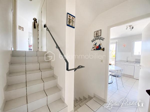 APT en Luberon (84) - Maison 167 m² - 5 chambres - Bureau - Terrain constructible attenant.

À proximité des écoles, commerces et commodités, cette maison d'environ 167 m² offre de beaux volumes et un fort potentiel d'aménagement.

Elle se compose d'une pièce de vie d'environ 41 m² avec cheminée, d'une cuisine indépendante prolongée par une véranda de 16 m², de 5 chambres, d'un bureau indépendant, d'une salle de bains et d'une salle d'eau.

La maison bénéficie également d'un garage double motorisé, d'un plancher chauffant, d'une aspiration centralisée, d'un adoucisseur d'eau, d'une isolation récente des combles ainsi que d'une pompe à chaleur neuve.

À l'extérieur, le terrain soigneusement entretenu accueille oliviers et arbres fruitiers et permet d'envisager différents projets d'aménagement, notamment l'installation d'une piscine.

Atout rare sur le secteur : un terrain constructible attenant accompagne la propriété. Il est exclusivement destiné à compléter la vente de l'ensemble et ne fera pas l'objet d'une vente séparée. Une opportunité intéressante pour un projet familial, patrimonial ou un investissement à long terme.

Les plus :
✓ 167 m² habitables
✓ 5 chambres
✓ Bureau indépendant
✓ Véranda
✓ Garage double motorisé
✓ Pompe à chaleur neuve
✓ Terrain constructible attenant
✓ Proximité des écoles et commodités

Une maison familiale offrant espace, potentiel et perspectives d'évolution au cœur du Luberon.

À découvrir rapidement.