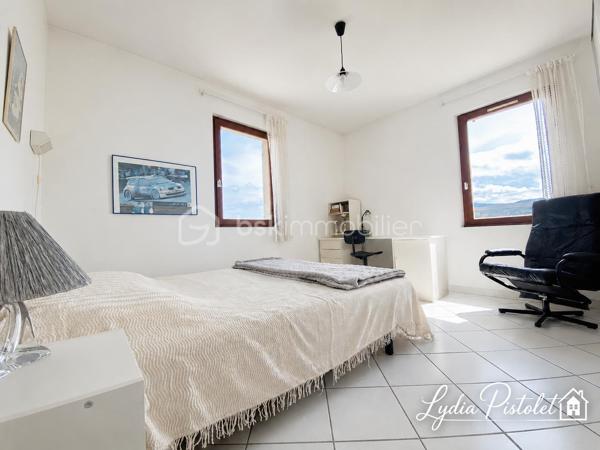 APT en Luberon (84) - Maison 167 m² - 5 chambres - Bureau - Terrain constructible attenant.

À proximité des écoles, commerces et commodités, cette maison d'environ 167 m² offre de beaux volumes et un fort potentiel d'aménagement.

Elle se compose d'une pièce de vie d'environ 41 m² avec cheminée, d'une cuisine indépendante prolongée par une véranda de 16 m², de 5 chambres, d'un bureau indépendant, d'une salle de bains et d'une salle d'eau.

La maison bénéficie également d'un garage double motorisé, d'un plancher chauffant, d'une aspiration centralisée, d'un adoucisseur d'eau, d'une isolation récente des combles ainsi que d'une pompe à chaleur neuve.

À l'extérieur, le terrain soigneusement entretenu accueille oliviers et arbres fruitiers et permet d'envisager différents projets d'aménagement, notamment l'installation d'une piscine.

Atout rare sur le secteur : un terrain constructible attenant accompagne la propriété. Il est exclusivement destiné à compléter la vente de l'ensemble et ne fera pas l'objet d'une vente séparée. Une opportunité intéressante pour un projet familial, patrimonial ou un investissement à long terme.

Les plus :
✓ 167 m² habitables
✓ 5 chambres
✓ Bureau indépendant
✓ Véranda
✓ Garage double motorisé
✓ Pompe à chaleur neuve
✓ Terrain constructible attenant
✓ Proximité des écoles et commodités

Une maison familiale offrant espace, potentiel et perspectives d'évolution au cœur du Luberon.

À découvrir rapidement.