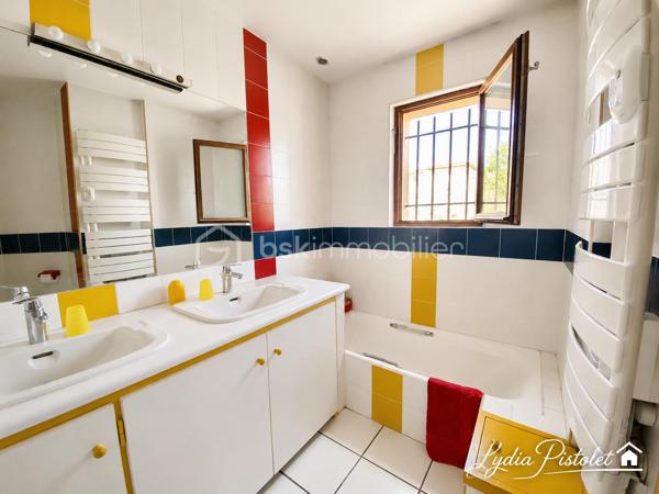 APT en Luberon (84) - Maison 167 m² - 5 chambres - Bureau - Terrain constructible attenant.

À proximité des écoles, commerces et commodités, cette maison d'environ 167 m² offre de beaux volumes et un fort potentiel d'aménagement.

Elle se compose d'une pièce de vie d'environ 41 m² avec cheminée, d'une cuisine indépendante prolongée par une véranda de 16 m², de 5 chambres, d'un bureau indépendant, d'une salle de bains et d'une salle d'eau.

La maison bénéficie également d'un garage double motorisé, d'un plancher chauffant, d'une aspiration centralisée, d'un adoucisseur d'eau, d'une isolation récente des combles ainsi que d'une pompe à chaleur neuve.

À l'extérieur, le terrain soigneusement entretenu accueille oliviers et arbres fruitiers et permet d'envisager différents projets d'aménagement, notamment l'installation d'une piscine.

Atout rare sur le secteur : un terrain constructible attenant accompagne la propriété. Il est exclusivement destiné à compléter la vente de l'ensemble et ne fera pas l'objet d'une vente séparée. Une opportunité intéressante pour un projet familial, patrimonial ou un investissement à long terme.

Les plus :
✓ 167 m² habitables
✓ 5 chambres
✓ Bureau indépendant
✓ Véranda
✓ Garage double motorisé
✓ Pompe à chaleur neuve
✓ Terrain constructible attenant
✓ Proximité des écoles et commodités

Une maison familiale offrant espace, potentiel et perspectives d'évolution au cœur du Luberon.

À découvrir rapidement.