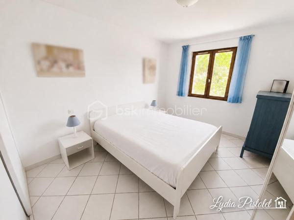 APT en Luberon (84) - Maison 167 m² - 5 chambres - Bureau - Terrain constructible attenant.

À proximité des écoles, commerces et commodités, cette maison d'environ 167 m² offre de beaux volumes et un fort potentiel d'aménagement.

Elle se compose d'une pièce de vie d'environ 41 m² avec cheminée, d'une cuisine indépendante prolongée par une véranda de 16 m², de 5 chambres, d'un bureau indépendant, d'une salle de bains et d'une salle d'eau.

La maison bénéficie également d'un garage double motorisé, d'un plancher chauffant, d'une aspiration centralisée, d'un adoucisseur d'eau, d'une isolation récente des combles ainsi que d'une pompe à chaleur neuve.

À l'extérieur, le terrain soigneusement entretenu accueille oliviers et arbres fruitiers et permet d'envisager différents projets d'aménagement, notamment l'installation d'une piscine.

Atout rare sur le secteur : un terrain constructible attenant accompagne la propriété. Il est exclusivement destiné à compléter la vente de l'ensemble et ne fera pas l'objet d'une vente séparée. Une opportunité intéressante pour un projet familial, patrimonial ou un investissement à long terme.

Les plus :
✓ 167 m² habitables
✓ 5 chambres
✓ Bureau indépendant
✓ Véranda
✓ Garage double motorisé
✓ Pompe à chaleur neuve
✓ Terrain constructible attenant
✓ Proximité des écoles et commodités

Une maison familiale offrant espace, potentiel et perspectives d'évolution au cœur du Luberon.

À découvrir rapidement.