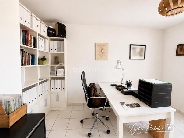 APT en Luberon (84) - Maison 167 m² - 5 chambres - Bureau - Terrain constructible attenant.

À proximité des écoles, commerces et commodités, cette maison d'environ 167 m² offre de beaux volumes et un fort potentiel d'aménagement.

Elle se compose d'une pièce de vie d'environ 41 m² avec cheminée, d'une cuisine indépendante prolongée par une véranda de 16 m², de 5 chambres, d'un bureau indépendant, d'une salle de bains et d'une salle d'eau.

La maison bénéficie également d'un garage double motorisé, d'un plancher chauffant, d'une aspiration centralisée, d'un adoucisseur d'eau, d'une isolation récente des combles ainsi que d'une pompe à chaleur neuve.

À l'extérieur, le terrain soigneusement entretenu accueille oliviers et arbres fruitiers et permet d'envisager différents projets d'aménagement, notamment l'installation d'une piscine.

Atout rare sur le secteur : un terrain constructible attenant accompagne la propriété. Il est exclusivement destiné à compléter la vente de l'ensemble et ne fera pas l'objet d'une vente séparée. Une opportunité intéressante pour un projet familial, patrimonial ou un investissement à long terme.

Les plus :
✓ 167 m² habitables
✓ 5 chambres
✓ Bureau indépendant
✓ Véranda
✓ Garage double motorisé
✓ Pompe à chaleur neuve
✓ Terrain constructible attenant
✓ Proximité des écoles et commodités

Une maison familiale offrant espace, potentiel et perspectives d'évolution au cœur du Luberon.

À découvrir rapidement.