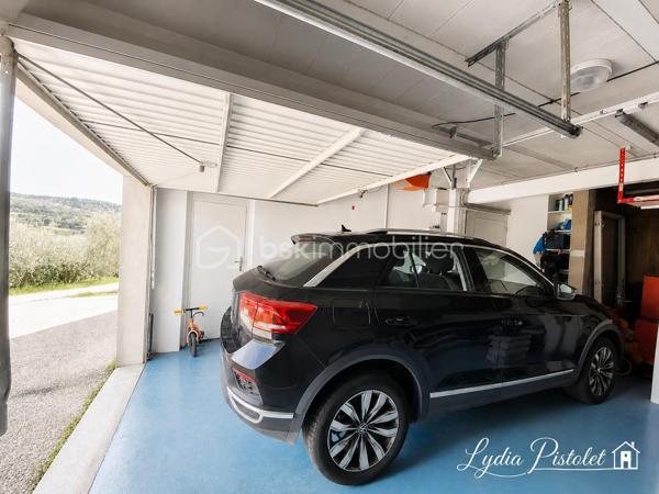 APT en Luberon (84) - Maison 167 m² - 5 chambres - Bureau - Terrain constructible attenant.

À proximité des écoles, commerces et commodités, cette maison d'environ 167 m² offre de beaux volumes et un fort potentiel d'aménagement.

Elle se compose d'une pièce de vie d'environ 41 m² avec cheminée, d'une cuisine indépendante prolongée par une véranda de 16 m², de 5 chambres, d'un bureau indépendant, d'une salle de bains et d'une salle d'eau.

La maison bénéficie également d'un garage double motorisé, d'un plancher chauffant, d'une aspiration centralisée, d'un adoucisseur d'eau, d'une isolation récente des combles ainsi que d'une pompe à chaleur neuve.

À l'extérieur, le terrain soigneusement entretenu accueille oliviers et arbres fruitiers et permet d'envisager différents projets d'aménagement, notamment l'installation d'une piscine.

Atout rare sur le secteur : un terrain constructible attenant accompagne la propriété. Il est exclusivement destiné à compléter la vente de l'ensemble et ne fera pas l'objet d'une vente séparée. Une opportunité intéressante pour un projet familial, patrimonial ou un investissement à long terme.

Les plus :
✓ 167 m² habitables
✓ 5 chambres
✓ Bureau indépendant
✓ Véranda
✓ Garage double motorisé
✓ Pompe à chaleur neuve
✓ Terrain constructible attenant
✓ Proximité des écoles et commodités

Une maison familiale offrant espace, potentiel et perspectives d'évolution au cœur du Luberon.

À découvrir rapidement.