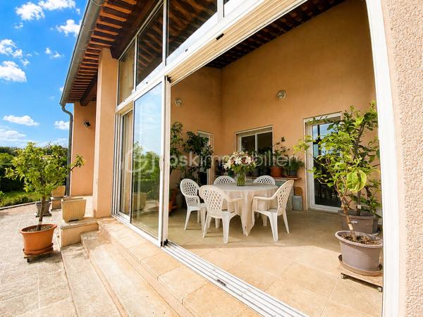 APT en Luberon (84) - Maison 167 m² - 5 chambres - Bureau - Terrain constructible attenant.

À proximité des écoles, commerces et commodités, cette maison d'environ 167 m² offre de beaux volumes et un fort potentiel d'aménagement.

Elle se compose d'une pièce de vie d'environ 41 m² avec cheminée, d'une cuisine indépendante prolongée par une véranda de 16 m², de 5 chambres, d'un bureau indépendant, d'une salle de bains et d'une salle d'eau.

La maison bénéficie également d'un garage double motorisé, d'un plancher chauffant, d'une aspiration centralisée, d'un adoucisseur d'eau, d'une isolation récente des combles ainsi que d'une pompe à chaleur neuve.

À l'extérieur, le terrain soigneusement entretenu accueille oliviers et arbres fruitiers et permet d'envisager différents projets d'aménagement, notamment l'installation d'une piscine.

Atout rare sur le secteur : un terrain constructible attenant accompagne la propriété. Il est exclusivement destiné à compléter la vente de l'ensemble et ne fera pas l'objet d'une vente séparée. Une opportunité intéressante pour un projet familial, patrimonial ou un investissement à long terme.

Les plus :
✓ 167 m² habitables
✓ 5 chambres
✓ Bureau indépendant
✓ Véranda
✓ Garage double motorisé
✓ Pompe à chaleur neuve
✓ Terrain constructible attenant
✓ Proximité des écoles et commodités

Une maison familiale offrant espace, potentiel et perspectives d'évolution au cœur du Luberon.

À découvrir rapidement.