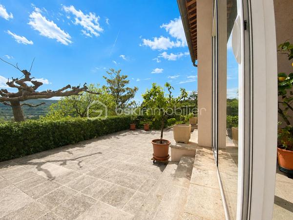 APT en Luberon (84) - Maison 167 m² - 5 chambres - Bureau - Terrain constructible attenant.

À proximité des écoles, commerces et commodités, cette maison d'environ 167 m² offre de beaux volumes et un fort potentiel d'aménagement.

Elle se compose d'une pièce de vie d'environ 41 m² avec cheminée, d'une cuisine indépendante prolongée par une véranda de 16 m², de 5 chambres, d'un bureau indépendant, d'une salle de bains et d'une salle d'eau.

La maison bénéficie également d'un garage double motorisé, d'un plancher chauffant, d'une aspiration centralisée, d'un adoucisseur d'eau, d'une isolation récente des combles ainsi que d'une pompe à chaleur neuve.

À l'extérieur, le terrain soigneusement entretenu accueille oliviers et arbres fruitiers et permet d'envisager différents projets d'aménagement, notamment l'installation d'une piscine.

Atout rare sur le secteur : un terrain constructible attenant accompagne la propriété. Il est exclusivement destiné à compléter la vente de l'ensemble et ne fera pas l'objet d'une vente séparée. Une opportunité intéressante pour un projet familial, patrimonial ou un investissement à long terme.

Les plus :
✓ 167 m² habitables
✓ 5 chambres
✓ Bureau indépendant
✓ Véranda
✓ Garage double motorisé
✓ Pompe à chaleur neuve
✓ Terrain constructible attenant
✓ Proximité des écoles et commodités

Une maison familiale offrant espace, potentiel et perspectives d'évolution au cœur du Luberon.

À découvrir rapidement.