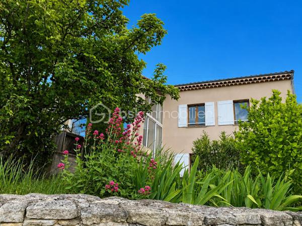 APT en Luberon (84) - Maison 167 m² - 5 chambres - Bureau - Terrain constructible attenant.

À proximité des écoles, commerces et commodités, cette maison d'environ 167 m² offre de beaux volumes et un fort potentiel d'aménagement.

Elle se compose d'une pièce de vie d'environ 41 m² avec cheminée, d'une cuisine indépendante prolongée par une véranda de 16 m², de 5 chambres, d'un bureau indépendant, d'une salle de bains et d'une salle d'eau.

La maison bénéficie également d'un garage double motorisé, d'un plancher chauffant, d'une aspiration centralisée, d'un adoucisseur d'eau, d'une isolation récente des combles ainsi que d'une pompe à chaleur neuve.

À l'extérieur, le terrain soigneusement entretenu accueille oliviers et arbres fruitiers et permet d'envisager différents projets d'aménagement, notamment l'installation d'une piscine.

Atout rare sur le secteur : un terrain constructible attenant accompagne la propriété. Il est exclusivement destiné à compléter la vente de l'ensemble et ne fera pas l'objet d'une vente séparée. Une opportunité intéressante pour un projet familial, patrimonial ou un investissement à long terme.

Les plus :
✓ 167 m² habitables
✓ 5 chambres
✓ Bureau indépendant
✓ Véranda
✓ Garage double motorisé
✓ Pompe à chaleur neuve
✓ Terrain constructible attenant
✓ Proximité des écoles et commodités

Une maison familiale offrant espace, potentiel et perspectives d'évolution au cœur du Luberon.

À découvrir rapidement.