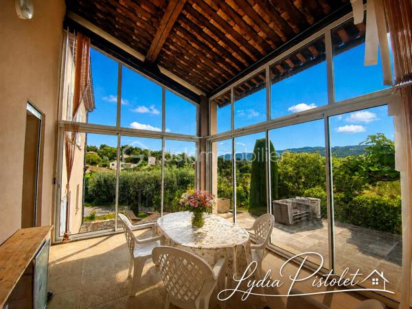 APT en Luberon (84) - Maison 167 m² - 5 chambres - Bureau - Terrain constructible attenant.

À proximité des écoles, commerces et commodités, cette maison d'environ 167 m² offre de beaux volumes et un fort potentiel d'aménagement.

Elle se compose d'une pièce de vie d'environ 41 m² avec cheminée, d'une cuisine indépendante prolongée par une véranda de 16 m², de 5 chambres, d'un bureau indépendant, d'une salle de bains et d'une salle d'eau.

La maison bénéficie également d'un garage double motorisé, d'un plancher chauffant, d'une aspiration centralisée, d'un adoucisseur d'eau, d'une isolation récente des combles ainsi que d'une pompe à chaleur neuve.

À l'extérieur, le terrain soigneusement entretenu accueille oliviers et arbres fruitiers et permet d'envisager différents projets d'aménagement, notamment l'installation d'une piscine.

Atout rare sur le secteur : un terrain constructible attenant accompagne la propriété. Il est exclusivement destiné à compléter la vente de l'ensemble et ne fera pas l'objet d'une vente séparée. Une opportunité intéressante pour un projet familial, patrimonial ou un investissement à long terme.

Les plus :
✓ 167 m² habitables
✓ 5 chambres
✓ Bureau indépendant
✓ Véranda
✓ Garage double motorisé
✓ Pompe à chaleur neuve
✓ Terrain constructible attenant
✓ Proximité des écoles et commodités

Une maison familiale offrant espace, potentiel et perspectives d'évolution au cœur du Luberon.

À découvrir rapidement.