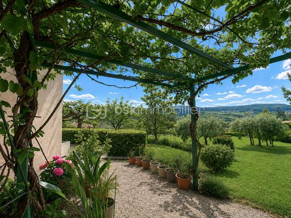 APT en Luberon (84) - Maison 167 m² - 5 chambres - Bureau - Terrain constructible attenant.

À proximité des écoles, commerces et commodités, cette maison d'environ 167 m² offre de beaux volumes et un fort potentiel d'aménagement.

Elle se compose d'une pièce de vie d'environ 41 m² avec cheminée, d'une cuisine indépendante prolongée par une véranda de 16 m², de 5 chambres, d'un bureau indépendant, d'une salle de bains et d'une salle d'eau.

La maison bénéficie également d'un garage double motorisé, d'un plancher chauffant, d'une aspiration centralisée, d'un adoucisseur d'eau, d'une isolation récente des combles ainsi que d'une pompe à chaleur neuve.

À l'extérieur, le terrain soigneusement entretenu accueille oliviers et arbres fruitiers et permet d'envisager différents projets d'aménagement, notamment l'installation d'une piscine.

Atout rare sur le secteur : un terrain constructible attenant accompagne la propriété. Il est exclusivement destiné à compléter la vente de l'ensemble et ne fera pas l'objet d'une vente séparée. Une opportunité intéressante pour un projet familial, patrimonial ou un investissement à long terme.

Les plus :
✓ 167 m² habitables
✓ 5 chambres
✓ Bureau indépendant
✓ Véranda
✓ Garage double motorisé
✓ Pompe à chaleur neuve
✓ Terrain constructible attenant
✓ Proximité des écoles et commodités

Une maison familiale offrant espace, potentiel et perspectives d'évolution au cœur du Luberon.

À découvrir rapidement.