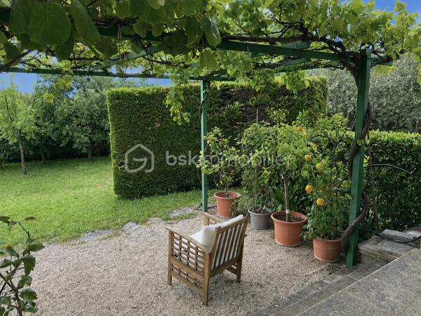 APT en Luberon (84) - Maison 167 m² - 5 chambres - Bureau - Terrain constructible attenant.

À proximité des écoles, commerces et commodités, cette maison d'environ 167 m² offre de beaux volumes et un fort potentiel d'aménagement.

Elle se compose d'une pièce de vie d'environ 41 m² avec cheminée, d'une cuisine indépendante prolongée par une véranda de 16 m², de 5 chambres, d'un bureau indépendant, d'une salle de bains et d'une salle d'eau.

La maison bénéficie également d'un garage double motorisé, d'un plancher chauffant, d'une aspiration centralisée, d'un adoucisseur d'eau, d'une isolation récente des combles ainsi que d'une pompe à chaleur neuve.

À l'extérieur, le terrain soigneusement entretenu accueille oliviers et arbres fruitiers et permet d'envisager différents projets d'aménagement, notamment l'installation d'une piscine.

Atout rare sur le secteur : un terrain constructible attenant accompagne la propriété. Il est exclusivement destiné à compléter la vente de l'ensemble et ne fera pas l'objet d'une vente séparée. Une opportunité intéressante pour un projet familial, patrimonial ou un investissement à long terme.

Les plus :
✓ 167 m² habitables
✓ 5 chambres
✓ Bureau indépendant
✓ Véranda
✓ Garage double motorisé
✓ Pompe à chaleur neuve
✓ Terrain constructible attenant
✓ Proximité des écoles et commodités

Une maison familiale offrant espace, potentiel et perspectives d'évolution au cœur du Luberon.

À découvrir rapidement.