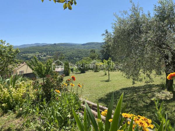 APT en Luberon (84) - Maison 167 m² - 5 chambres - Bureau - Terrain constructible attenant.

À proximité des écoles, commerces et commodités, cette maison d'environ 167 m² offre de beaux volumes et un fort potentiel d'aménagement.

Elle se compose d'une pièce de vie d'environ 41 m² avec cheminée, d'une cuisine indépendante prolongée par une véranda de 16 m², de 5 chambres, d'un bureau indépendant, d'une salle de bains et d'une salle d'eau.

La maison bénéficie également d'un garage double motorisé, d'un plancher chauffant, d'une aspiration centralisée, d'un adoucisseur d'eau, d'une isolation récente des combles ainsi que d'une pompe à chaleur neuve.

À l'extérieur, le terrain soigneusement entretenu accueille oliviers et arbres fruitiers et permet d'envisager différents projets d'aménagement, notamment l'installation d'une piscine.

Atout rare sur le secteur : un terrain constructible attenant accompagne la propriété. Il est exclusivement destiné à compléter la vente de l'ensemble et ne fera pas l'objet d'une vente séparée. Une opportunité intéressante pour un projet familial, patrimonial ou un investissement à long terme.

Les plus :
✓ 167 m² habitables
✓ 5 chambres
✓ Bureau indépendant
✓ Véranda
✓ Garage double motorisé
✓ Pompe à chaleur neuve
✓ Terrain constructible attenant
✓ Proximité des écoles et commodités

Une maison familiale offrant espace, potentiel et perspectives d'évolution au cœur du Luberon.

À découvrir rapidement.