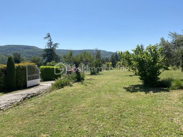 APT en Luberon (84) - Maison 167 m² - 5 chambres - Bureau - Terrain constructible attenant.

À proximité des écoles, commerces et commodités, cette maison d'environ 167 m² offre de beaux volumes et un fort potentiel d'aménagement.

Elle se compose d'une pièce de vie d'environ 41 m² avec cheminée, d'une cuisine indépendante prolongée par une véranda de 16 m², de 5 chambres, d'un bureau indépendant, d'une salle de bains et d'une salle d'eau.

La maison bénéficie également d'un garage double motorisé, d'un plancher chauffant, d'une aspiration centralisée, d'un adoucisseur d'eau, d'une isolation récente des combles ainsi que d'une pompe à chaleur neuve.

À l'extérieur, le terrain soigneusement entretenu accueille oliviers et arbres fruitiers et permet d'envisager différents projets d'aménagement, notamment l'installation d'une piscine.

Atout rare sur le secteur : un terrain constructible attenant accompagne la propriété. Il est exclusivement destiné à compléter la vente de l'ensemble et ne fera pas l'objet d'une vente séparée. Une opportunité intéressante pour un projet familial, patrimonial ou un investissement à long terme.

Les plus :
✓ 167 m² habitables
✓ 5 chambres
✓ Bureau indépendant
✓ Véranda
✓ Garage double motorisé
✓ Pompe à chaleur neuve
✓ Terrain constructible attenant
✓ Proximité des écoles et commodités

Une maison familiale offrant espace, potentiel et perspectives d'évolution au cœur du Luberon.

À découvrir rapidement.