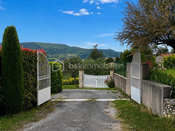 APT en Luberon (84) - Maison 167 m² - 5 chambres - Bureau - Terrain constructible attenant.

À proximité des écoles, commerces et commodités, cette maison d'environ 167 m² offre de beaux volumes et un fort potentiel d'aménagement.

Elle se compose d'une pièce de vie d'environ 41 m² avec cheminée, d'une cuisine indépendante prolongée par une véranda de 16 m², de 5 chambres, d'un bureau indépendant, d'une salle de bains et d'une salle d'eau.

La maison bénéficie également d'un garage double motorisé, d'un plancher chauffant, d'une aspiration centralisée, d'un adoucisseur d'eau, d'une isolation récente des combles ainsi que d'une pompe à chaleur neuve.

À l'extérieur, le terrain soigneusement entretenu accueille oliviers et arbres fruitiers et permet d'envisager différents projets d'aménagement, notamment l'installation d'une piscine.

Atout rare sur le secteur : un terrain constructible attenant accompagne la propriété. Il est exclusivement destiné à compléter la vente de l'ensemble et ne fera pas l'objet d'une vente séparée. Une opportunité intéressante pour un projet familial, patrimonial ou un investissement à long terme.

Les plus :
✓ 167 m² habitables
✓ 5 chambres
✓ Bureau indépendant
✓ Véranda
✓ Garage double motorisé
✓ Pompe à chaleur neuve
✓ Terrain constructible attenant
✓ Proximité des écoles et commodités

Une maison familiale offrant espace, potentiel et perspectives d'évolution au cœur du Luberon.

À découvrir rapidement.