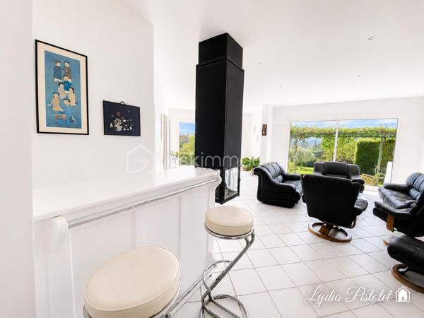 APT en Luberon (84) - Maison 167 m² - 5 chambres - Bureau - Terrain constructible attenant.

À proximité des écoles, commerces et commodités, cette maison d'environ 167 m² offre de beaux volumes et un fort potentiel d'aménagement.

Elle se compose d'une pièce de vie d'environ 41 m² avec cheminée, d'une cuisine indépendante prolongée par une véranda de 16 m², de 5 chambres, d'un bureau indépendant, d'une salle de bains et d'une salle d'eau.

La maison bénéficie également d'un garage double motorisé, d'un plancher chauffant, d'une aspiration centralisée, d'un adoucisseur d'eau, d'une isolation récente des combles ainsi que d'une pompe à chaleur neuve.

À l'extérieur, le terrain soigneusement entretenu accueille oliviers et arbres fruitiers et permet d'envisager différents projets d'aménagement, notamment l'installation d'une piscine.

Atout rare sur le secteur : un terrain constructible attenant accompagne la propriété. Il est exclusivement destiné à compléter la vente de l'ensemble et ne fera pas l'objet d'une vente séparée. Une opportunité intéressante pour un projet familial, patrimonial ou un investissement à long terme.

Les plus :
✓ 167 m² habitables
✓ 5 chambres
✓ Bureau indépendant
✓ Véranda
✓ Garage double motorisé
✓ Pompe à chaleur neuve
✓ Terrain constructible attenant
✓ Proximité des écoles et commodités

Une maison familiale offrant espace, potentiel et perspectives d'évolution au cœur du Luberon.

À découvrir rapidement.