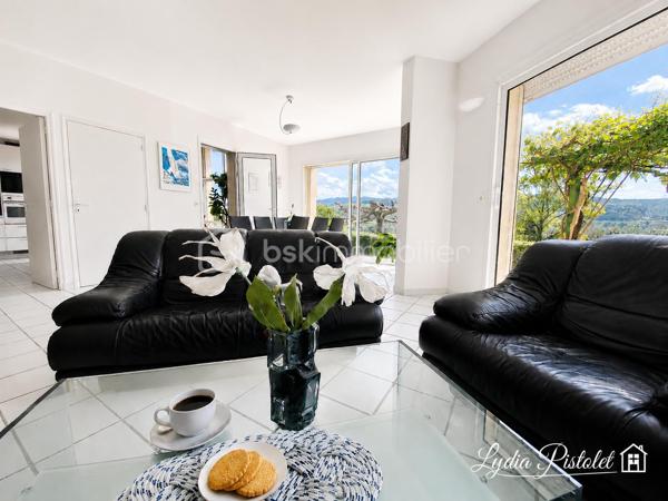 APT en Luberon (84) - Maison 167 m² - 5 chambres - Bureau - Terrain constructible attenant.

À proximité des écoles, commerces et commodités, cette maison d'environ 167 m² offre de beaux volumes et un fort potentiel d'aménagement.

Elle se compose d'une pièce de vie d'environ 41 m² avec cheminée, d'une cuisine indépendante prolongée par une véranda de 16 m², de 5 chambres, d'un bureau indépendant, d'une salle de bains et d'une salle d'eau.

La maison bénéficie également d'un garage double motorisé, d'un plancher chauffant, d'une aspiration centralisée, d'un adoucisseur d'eau, d'une isolation récente des combles ainsi que d'une pompe à chaleur neuve.

À l'extérieur, le terrain soigneusement entretenu accueille oliviers et arbres fruitiers et permet d'envisager différents projets d'aménagement, notamment l'installation d'une piscine.

Atout rare sur le secteur : un terrain constructible attenant accompagne la propriété. Il est exclusivement destiné à compléter la vente de l'ensemble et ne fera pas l'objet d'une vente séparée. Une opportunité intéressante pour un projet familial, patrimonial ou un investissement à long terme.

Les plus :
✓ 167 m² habitables
✓ 5 chambres
✓ Bureau indépendant
✓ Véranda
✓ Garage double motorisé
✓ Pompe à chaleur neuve
✓ Terrain constructible attenant
✓ Proximité des écoles et commodités

Une maison familiale offrant espace, potentiel et perspectives d'évolution au cœur du Luberon.

À découvrir rapidement.