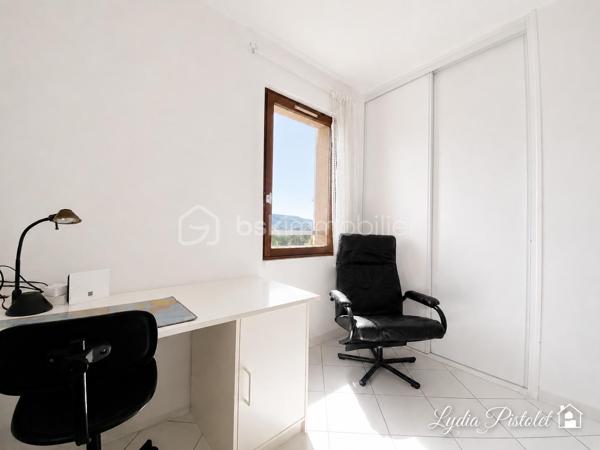APT en Luberon (84) - Maison 167 m² - 5 chambres - Bureau - Terrain constructible attenant.

À proximité des écoles, commerces et commodités, cette maison d'environ 167 m² offre de beaux volumes et un fort potentiel d'aménagement.

Elle se compose d'une pièce de vie d'environ 41 m² avec cheminée, d'une cuisine indépendante prolongée par une véranda de 16 m², de 5 chambres, d'un bureau indépendant, d'une salle de bains et d'une salle d'eau.

La maison bénéficie également d'un garage double motorisé, d'un plancher chauffant, d'une aspiration centralisée, d'un adoucisseur d'eau, d'une isolation récente des combles ainsi que d'une pompe à chaleur neuve.

À l'extérieur, le terrain soigneusement entretenu accueille oliviers et arbres fruitiers et permet d'envisager différents projets d'aménagement, notamment l'installation d'une piscine.

Atout rare sur le secteur : un terrain constructible attenant accompagne la propriété. Il est exclusivement destiné à compléter la vente de l'ensemble et ne fera pas l'objet d'une vente séparée. Une opportunité intéressante pour un projet familial, patrimonial ou un investissement à long terme.

Les plus :
✓ 167 m² habitables
✓ 5 chambres
✓ Bureau indépendant
✓ Véranda
✓ Garage double motorisé
✓ Pompe à chaleur neuve
✓ Terrain constructible attenant
✓ Proximité des écoles et commodités

Une maison familiale offrant espace, potentiel et perspectives d'évolution au cœur du Luberon.

À découvrir rapidement.