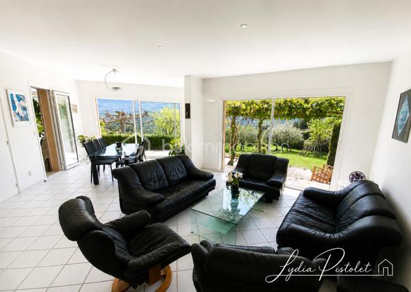 APT en Luberon (84) - Maison 167 m² - 5 chambres - Bureau - Terrain constructible attenant.

À proximité des écoles, commerces et commodités, cette maison d'environ 167 m² offre de beaux volumes et un fort potentiel d'aménagement.

Elle se compose d'une pièce de vie d'environ 41 m² avec cheminée, d'une cuisine indépendante prolongée par une véranda de 16 m², de 5 chambres, d'un bureau indépendant, d'une salle de bains et d'une salle d'eau.

La maison bénéficie également d'un garage double motorisé, d'un plancher chauffant, d'une aspiration centralisée, d'un adoucisseur d'eau, d'une isolation récente des combles ainsi que d'une pompe à chaleur neuve.

À l'extérieur, le terrain soigneusement entretenu accueille oliviers et arbres fruitiers et permet d'envisager différents projets d'aménagement, notamment l'installation d'une piscine.

Atout rare sur le secteur : un terrain constructible attenant accompagne la propriété. Il est exclusivement destiné à compléter la vente de l'ensemble et ne fera pas l'objet d'une vente séparée. Une opportunité intéressante pour un projet familial, patrimonial ou un investissement à long terme.

Les plus :
✓ 167 m² habitables
✓ 5 chambres
✓ Bureau indépendant
✓ Véranda
✓ Garage double motorisé
✓ Pompe à chaleur neuve
✓ Terrain constructible attenant
✓ Proximité des écoles et commodités

Une maison familiale offrant espace, potentiel et perspectives d'évolution au cœur du Luberon.

À découvrir rapidement.