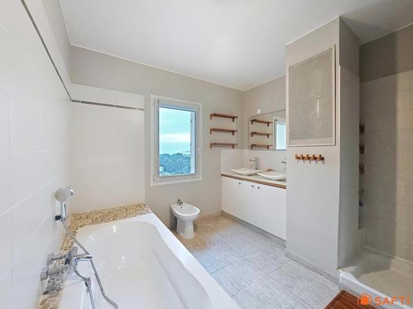 Maison 9 pièces avec piscine et garages