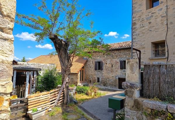 Maison
         5 pièces
        - 85 m² Exclusivité 150 000 € *