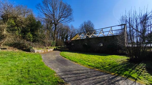 MORBIHAN, Seglien, Maison mitoyenne, 3 chambres, jardin, une grange