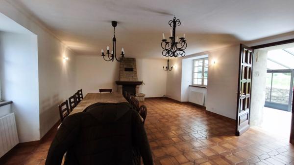 MORBIHAN, Seglien, Maison mitoyenne, 3 chambres, jardin, une grange